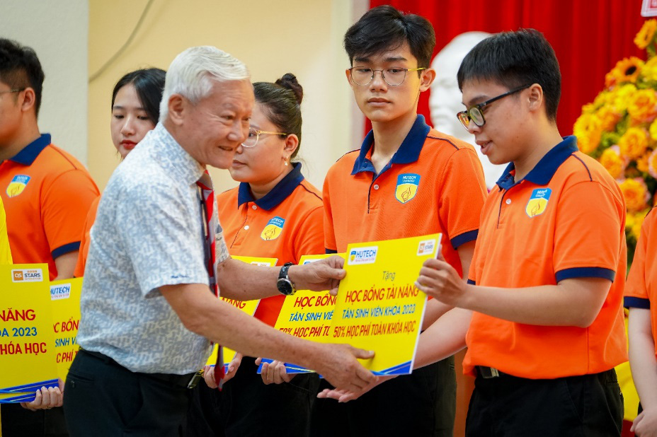 Trường đại học tặng học bổng cho thí sinh trúng tuyển nguyện vọng 1- Ảnh 1. Trường đại học tặng học bổng cho thí sinh trúng tuyển nguyện vọng 1- Ảnh 1.