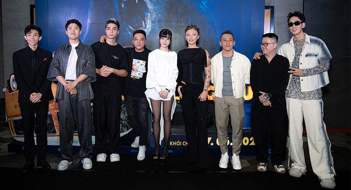 Đạo diễn Lê Thanh Sơn cùng dàn diễn viên chính của phim.