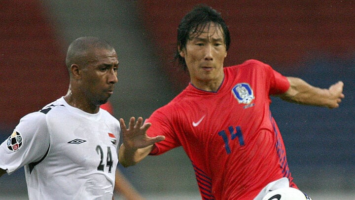 Ông Kim Sang-sik (áo đỏ) thời còn là cầu thủ. (Ảnh: Getty Images)