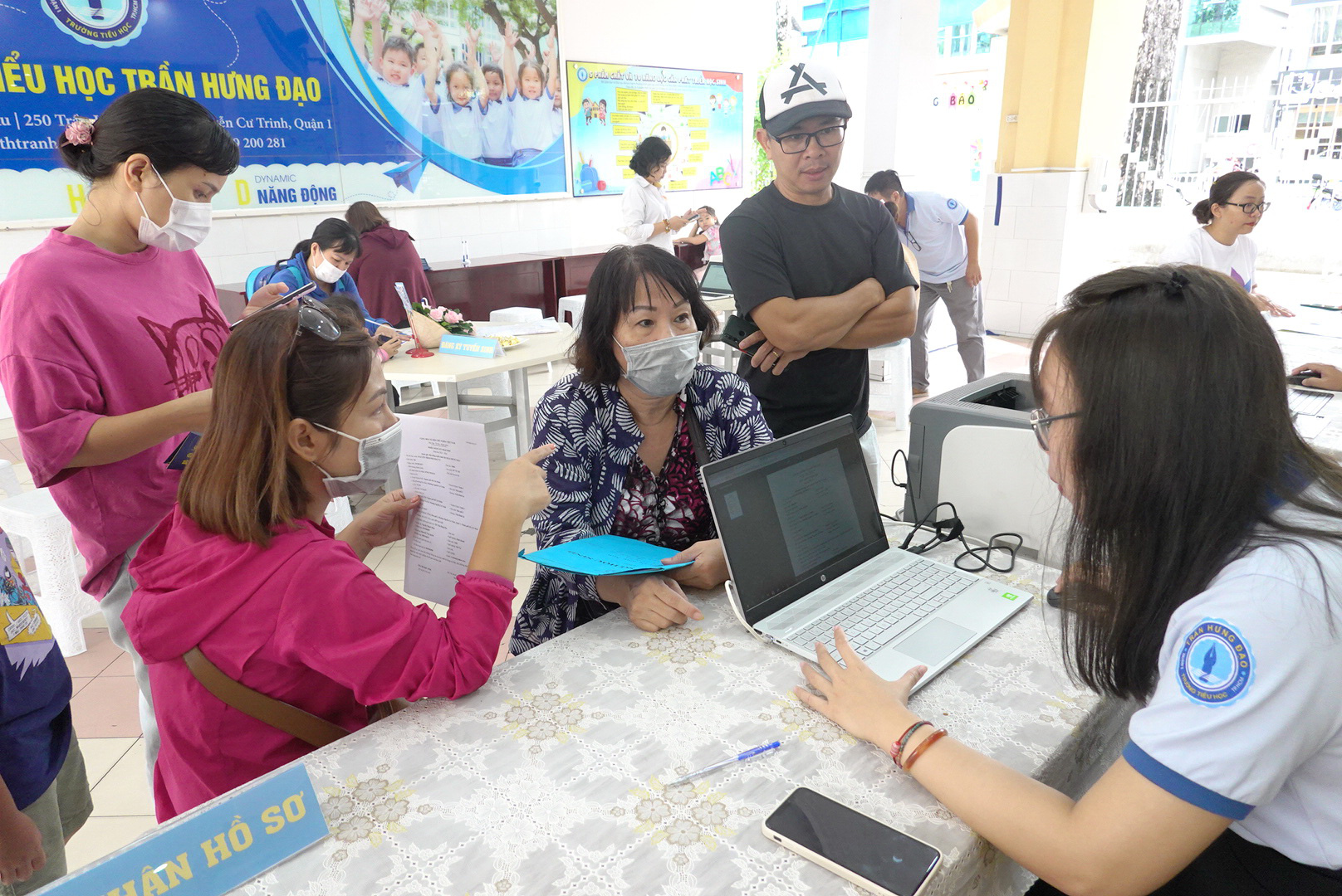 Phụ huynh đến nộp hồ sơ tuyển sinh vào lớp 1 tại Trường TH Trần Hưng Đạo, Q.1, TP.HCM năm học 2023-2024 - Ảnh: NHƯ HÙNG Phụ huynh đến nộp hồ sơ tuyển sinh vào lớp 1 tại Trường TH Trần Hưng Đạo, Q.1, TP.HCM năm học 2023-2024 - Ảnh: NHƯ HÙNG