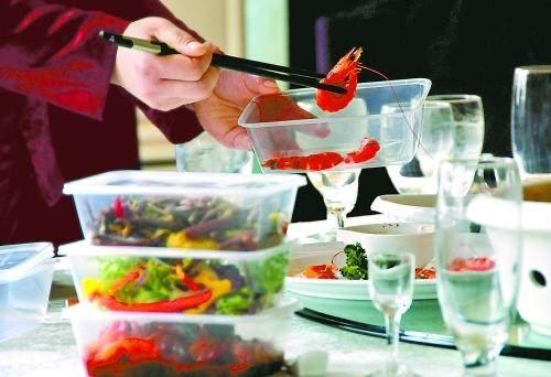 U70 âm thầm gom đồ ăn thừa sau buổi họp lớp, thấy bạn học cười nhạo, lúc thanh toán nói một câu khiến tất cả ''cúi đầu''- Ảnh 2. U70 âm thầm gom đồ ăn thừa sau buổi họp lớp, thấy bạn học cười nhạo, lúc thanh toán nói một câu khiến tất cả ''cúi đầu''- Ảnh 2.