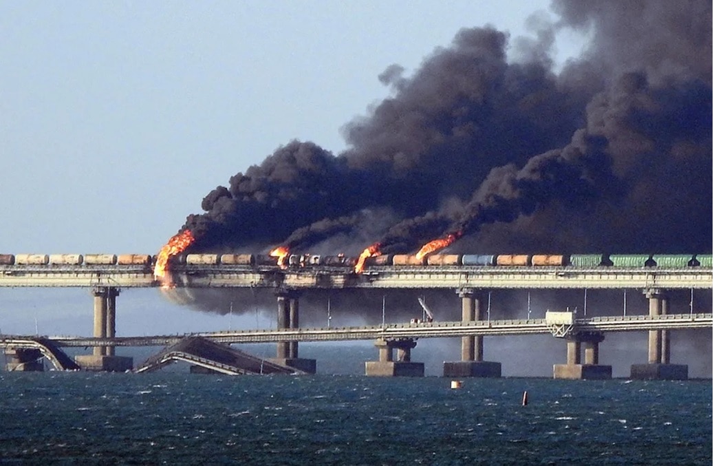 Xe tải chở thuốc nổ phát nổ trên cầu Kerch vào tháng 10.2022