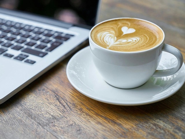 Uống cà phê lúc sáng sớm có thể gây hại, thời điểm nào tốt nhất trong ngày?- Ảnh 1.