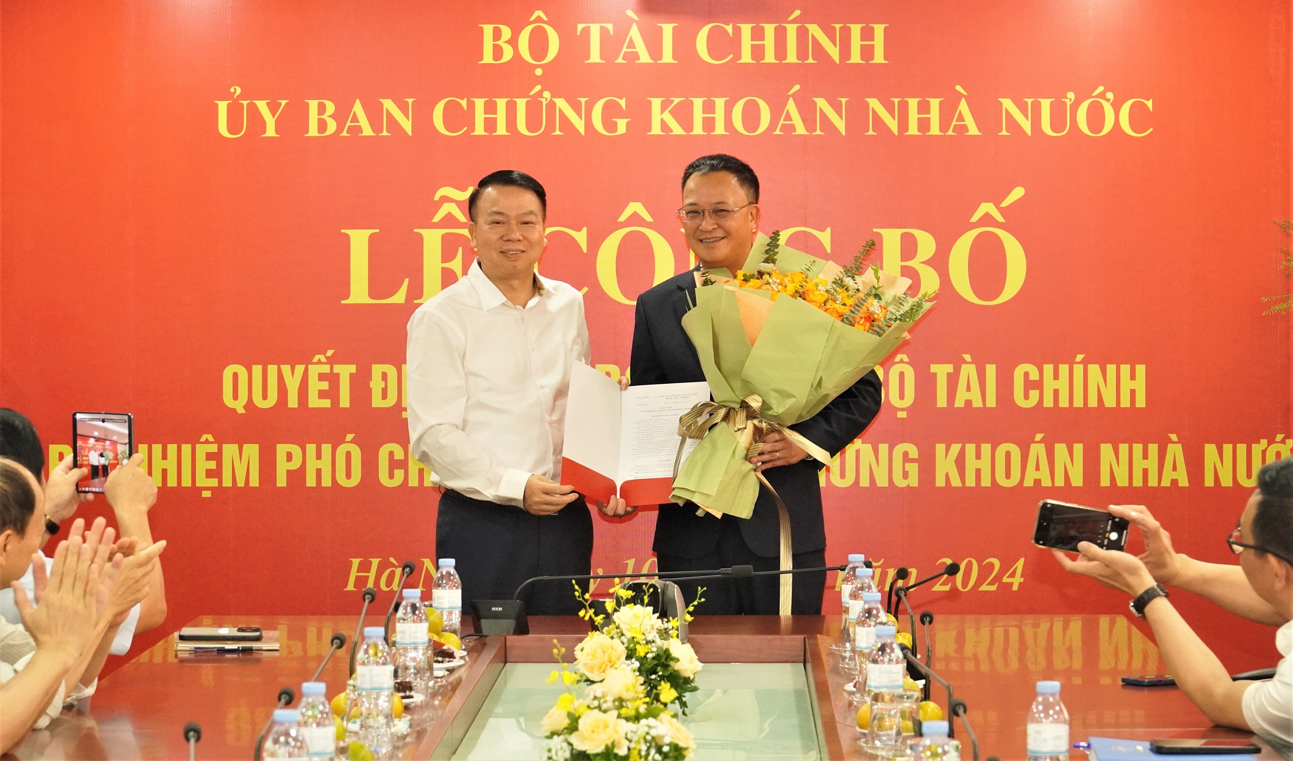 Ủy ban Chứng khoán nhà nước có tân lãnh đạo- Ảnh 1. Thứ trưởng Bộ Tài chính Nguyễn Đức Chi trao quyết định bổ nhiệm cho tân Phó chủ tịch Ủy ban Chứng khoán nhà nước Bùi Hoàng Hải