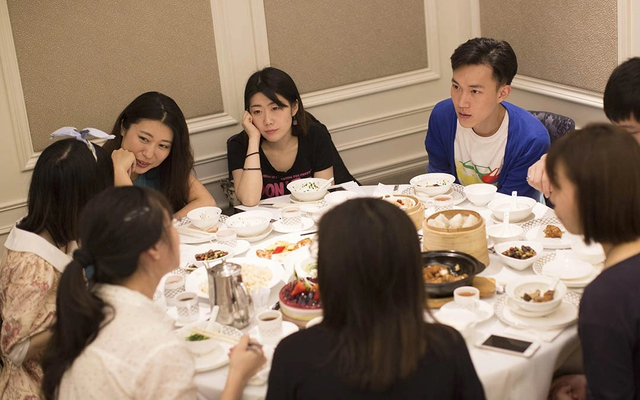 Họp lớp cấp 3, tôi vô tình để lộ mức lương 70 triệu đồng/tháng: Về nhà, phát hiện bạn thân đã hủy kết bạn- Ảnh 1. Họp lớp cấp 3, tôi vô tình để lộ mức lương 70 triệu đồng/tháng: Về nhà, phát hiện bạn thân đã hủy kết bạn- Ảnh 1.