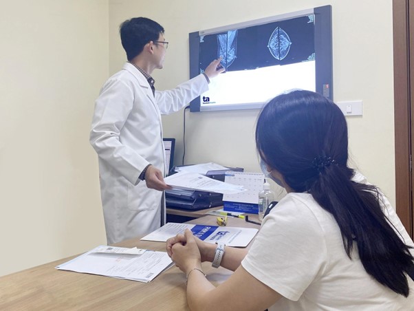 Vì sao 3 chị em cùng bị ung thư dù thế hệ trước không mắc bệnh này?- Ảnh 2. Bác sĩ Bá Tấn khám cho người bệnh