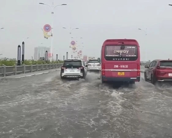 Vì sao cứ mưa, cầu Vĩnh Tuy 2 lại ngập nặng?- Ảnh 1.