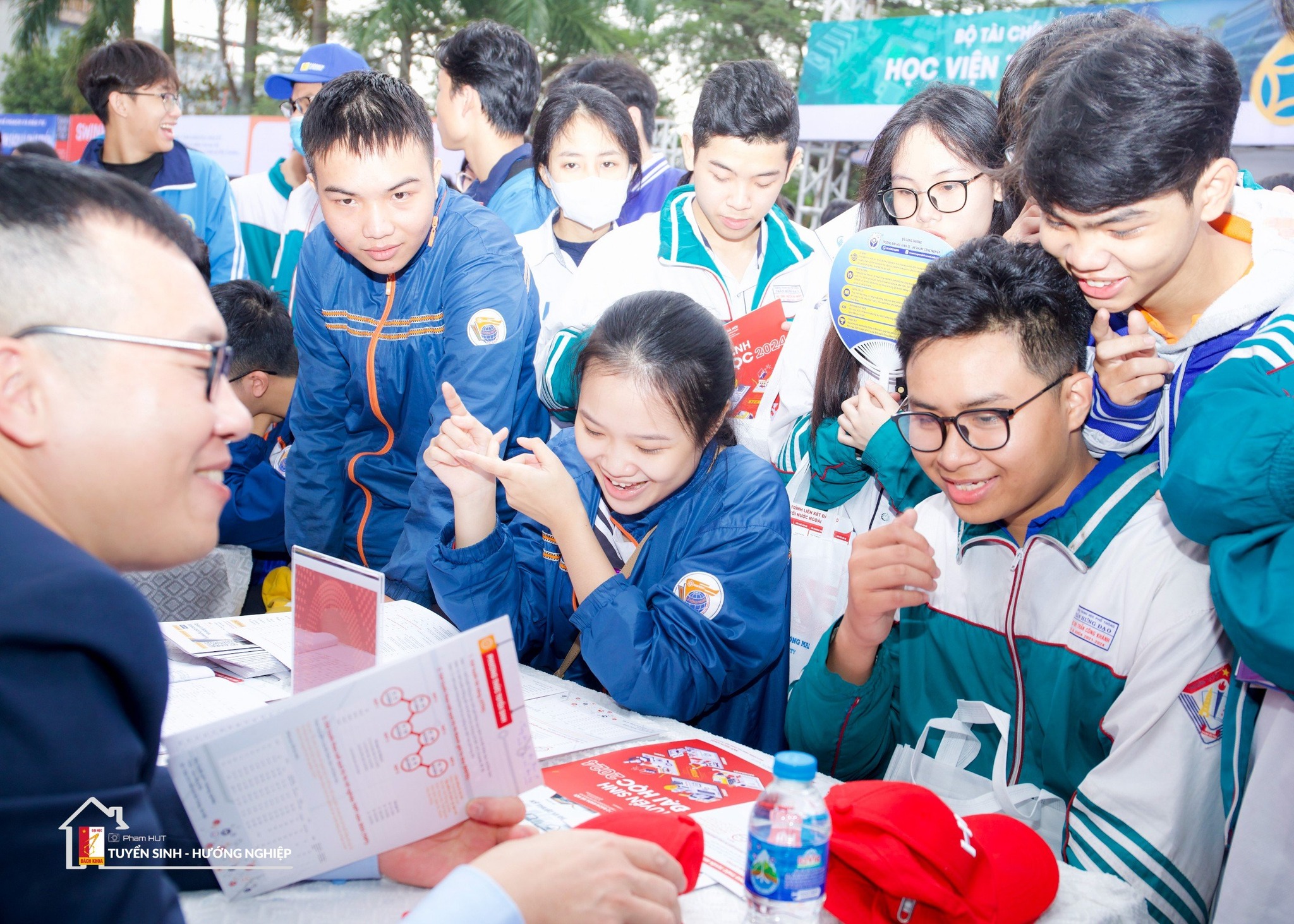 Vì sao nhiều thí sinh thấy điểm thi đánh giá tư duy TSA không như kỳ vọng?- Ảnh 1. Vì sao nhiều thí sinh thấy điểm thi đánh giá tư duy TSA không như kỳ vọng?- Ảnh 1.