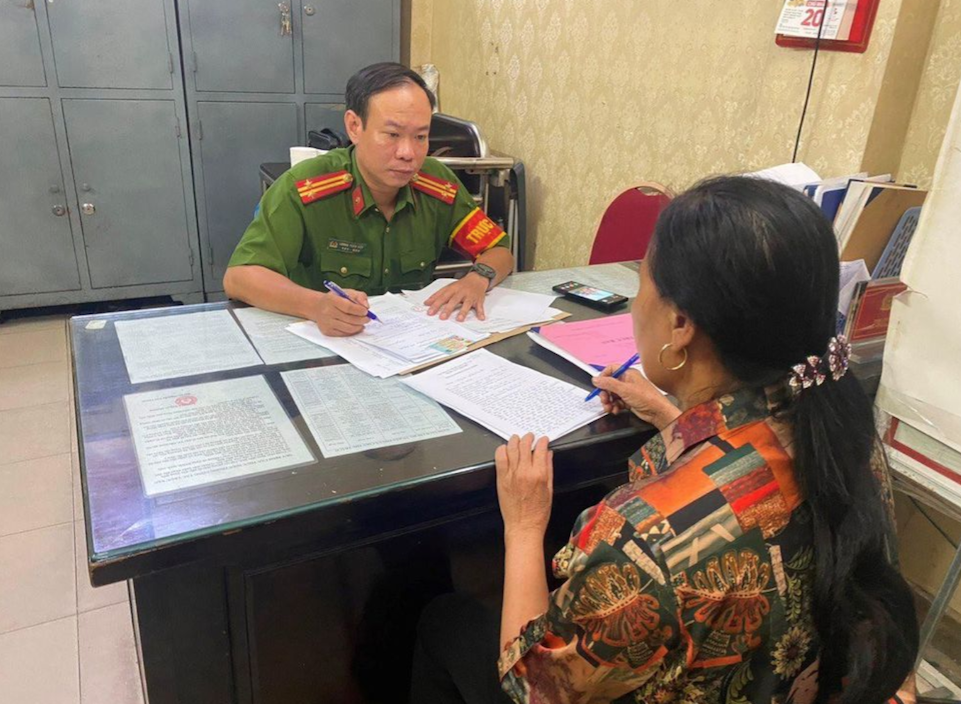 Cơ quan công an làm việc với người bán dứa - Ảnh: Q.A. Cơ quan công an làm việc với người bán dứa - Ảnh: Q.A.