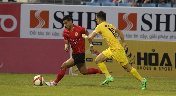 Văn Thanh (trái) đi bóng trong trận đấu Quảng Nam ở vòng 17 V-League 2023-2024.