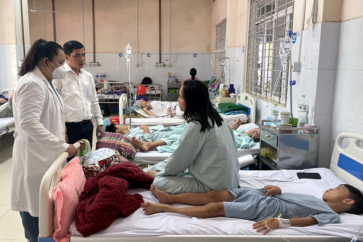 Lãnh đạo UBND TP Long Khánh trực tiếp đến bệnh viện kiểm tra, chỉ đạo công tác điều trị cho bệnh nhân ngộ độc sau khi ăn bánh mì thịt - Ảnh: A.B.
