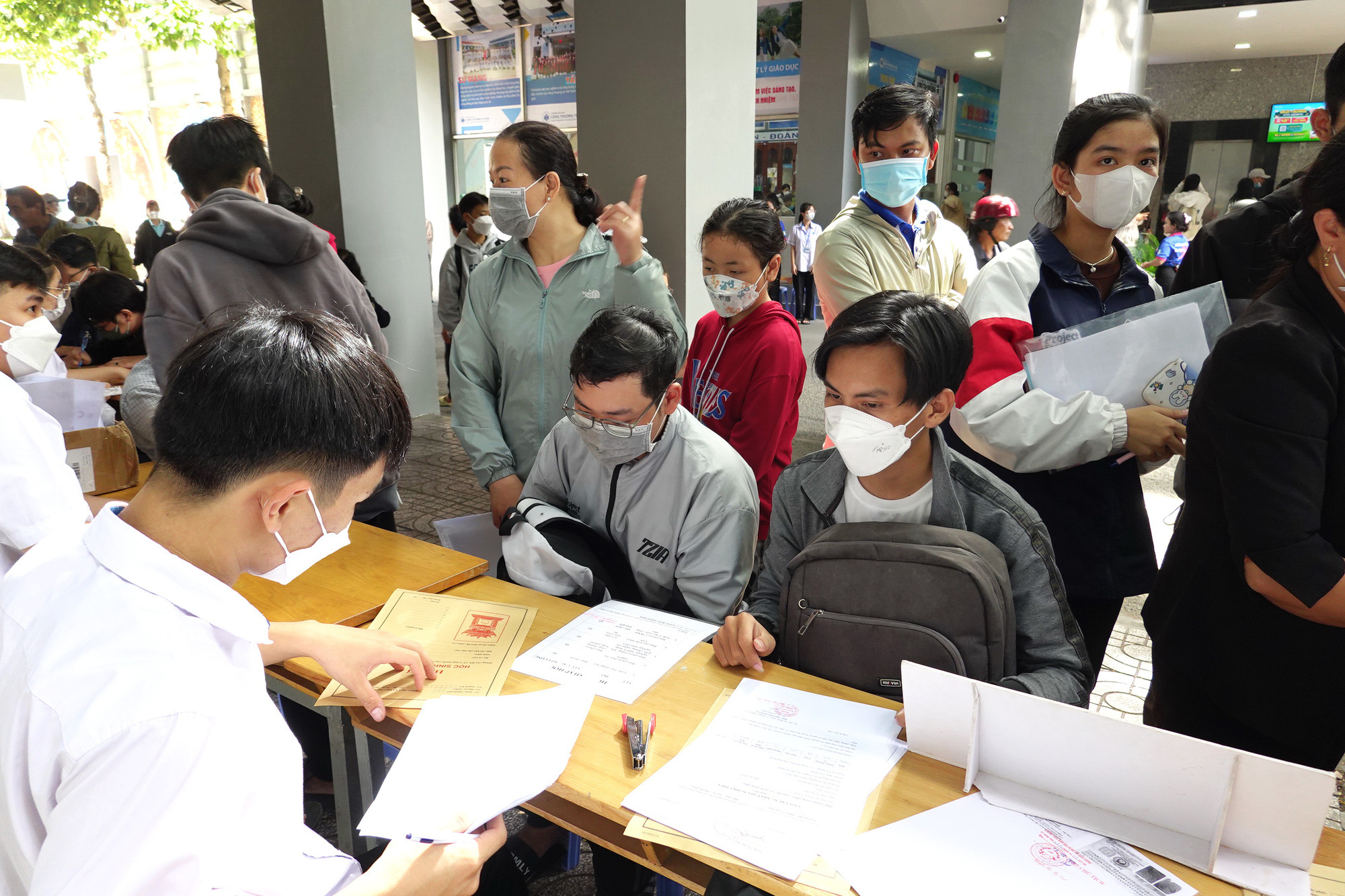Vừa giảng viên vừa là doanh nhân: Có thể sắm tốt hai vai?- Ảnh 3. Thí sinh nộp hồ sơ nhập học tại Trường đại học Công Thương TP.HCM - Ảnh: NHƯ HÙNG