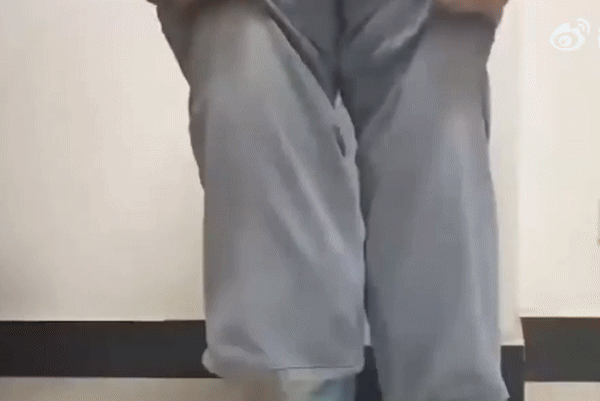 Phát hiện nữ du khách có dáng đi lạ, hải quan chặn lại kiểm tra: Vừa kéo ống quần lên, ai thấy cũng sốc! - Ảnh 2. Phát hiện nữ du khách có dáng đi lạ, hải quan chặn lại kiểm tra: Vừa kéo ống quần lên, ai thấy cũng sốc! - Ảnh 2.