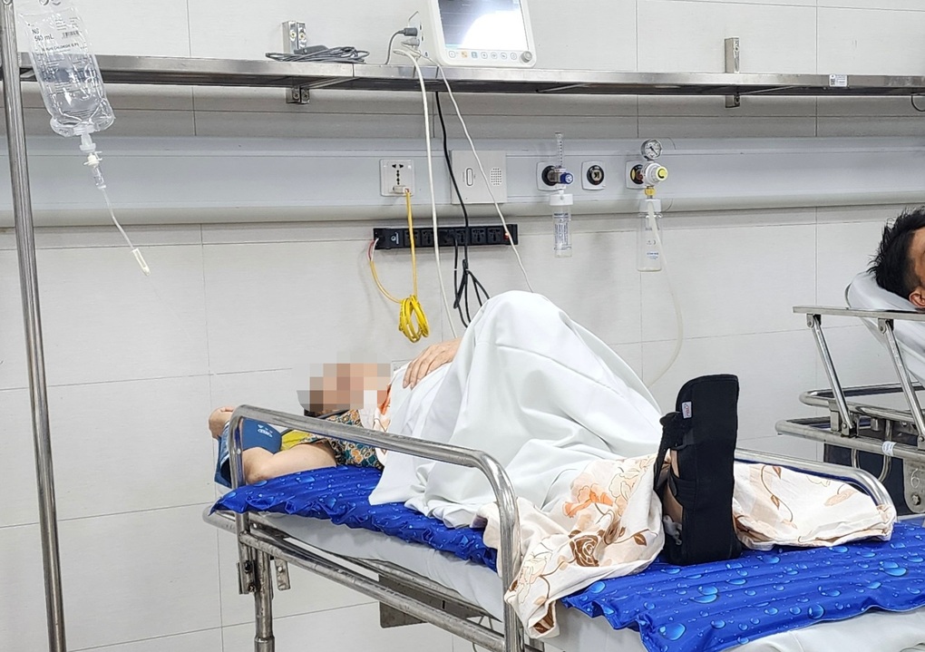 Vừa ra khỏi nhà đi tập thể dục, người phụ nữ Hà Nội gặp tai nạn bất ngờ - Ảnh 1. Vừa ra khỏi nhà đi tập thể dục, người phụ nữ Hà Nội gặp tai nạn bất ngờ - Ảnh 1.