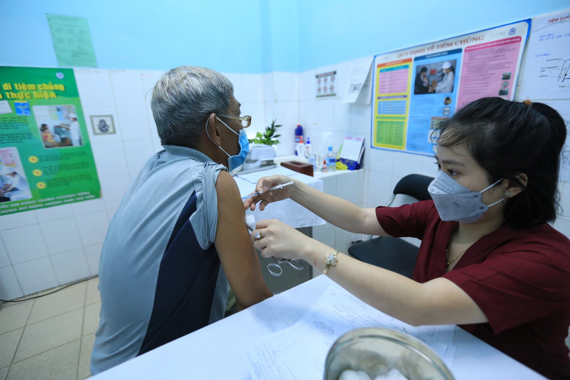 WHO tiếp tục khuyến khích tiêm vắc xin Covid-19 các mũi nhắc lại đối với người có nguy cơ cao