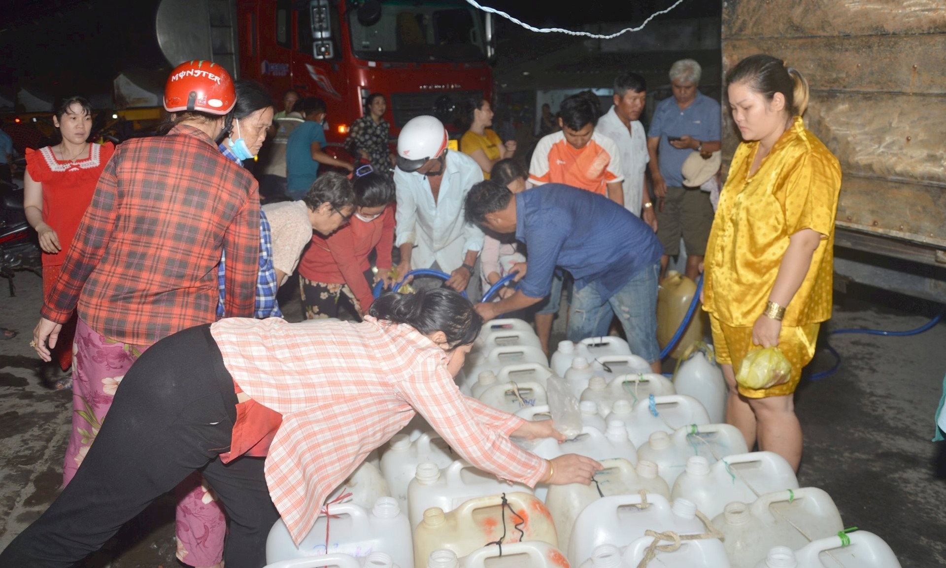 Người dân phía Đông tỉnh Tiền Giang chờ lấy nước ngọt
