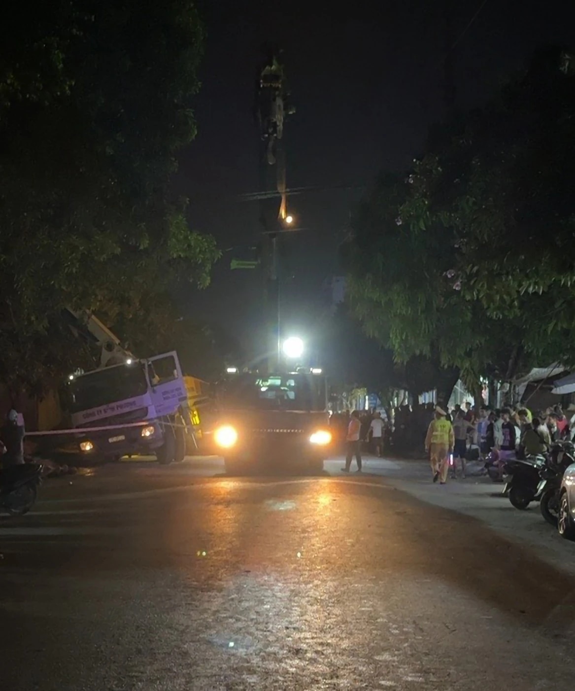 Xe bê tông đang đổ mái nhà ở Thái Bình bị sập cẩu, nhiều người bị thương- Ảnh 1.