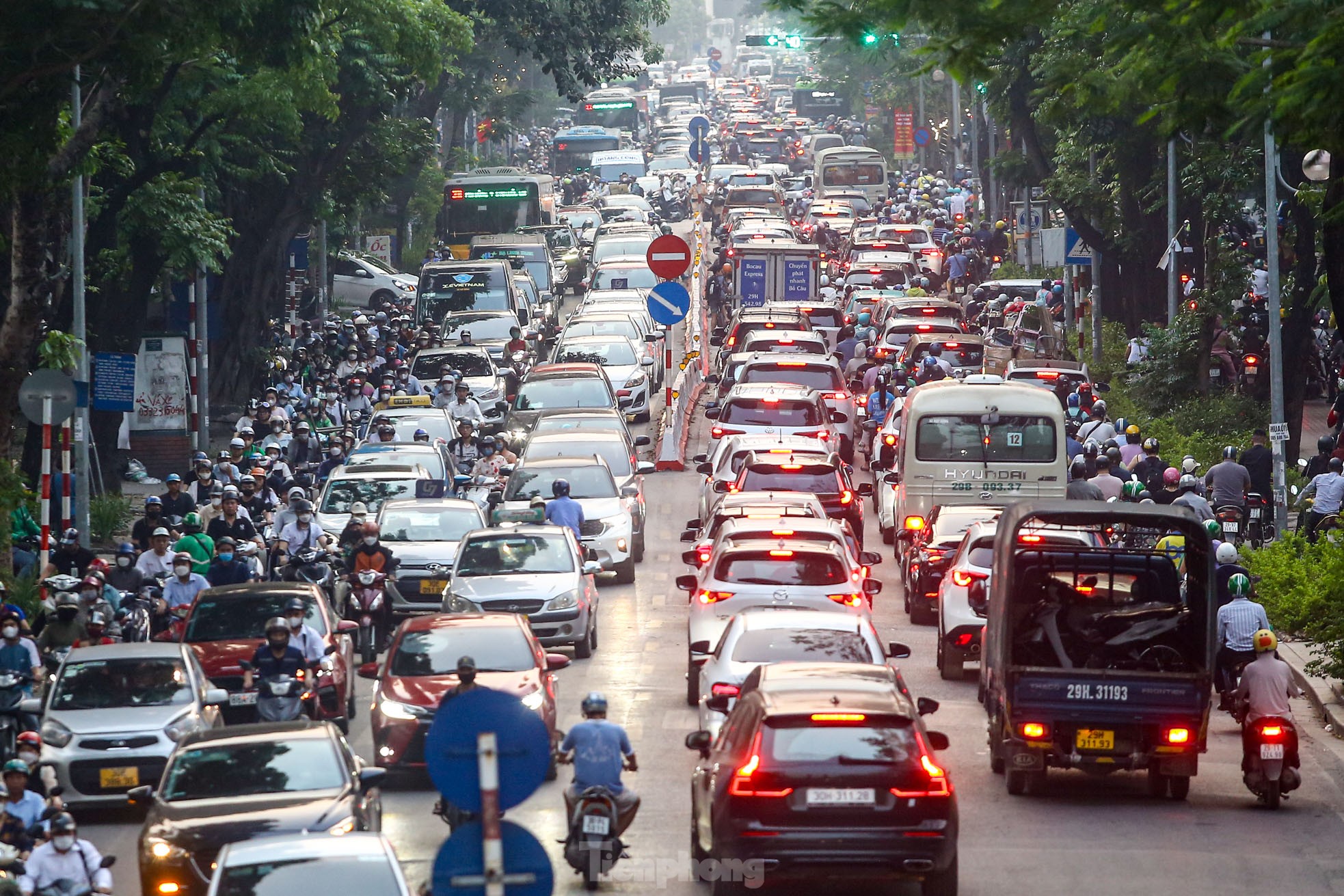 Xe buýt 'chôn chân', ô tô nhích từng chút giữa cơn tắc đường ở Hà Nội trước ngày nghỉ lễ ảnh 1