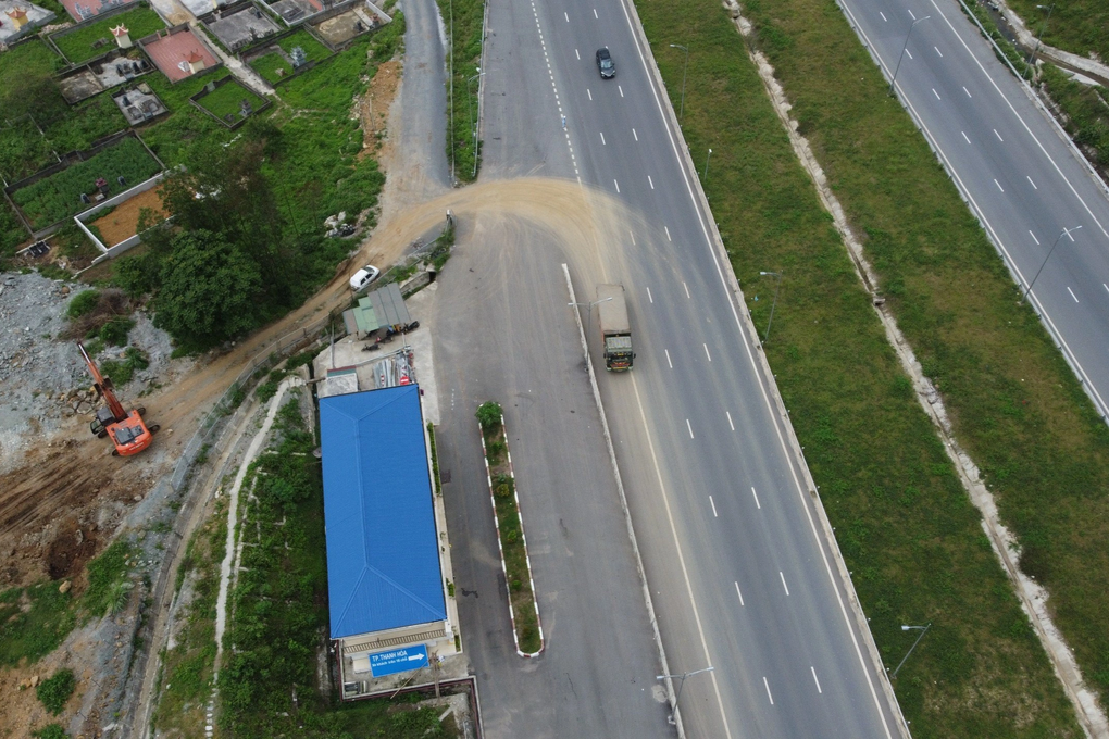 Vụ xe tải xé rào cao tốc: Lộ nhóm người khai thác đất trái phép - 2 Vụ xe tải xé rào cao tốc: Lộ nhóm người khai thác đất trái phép - 2