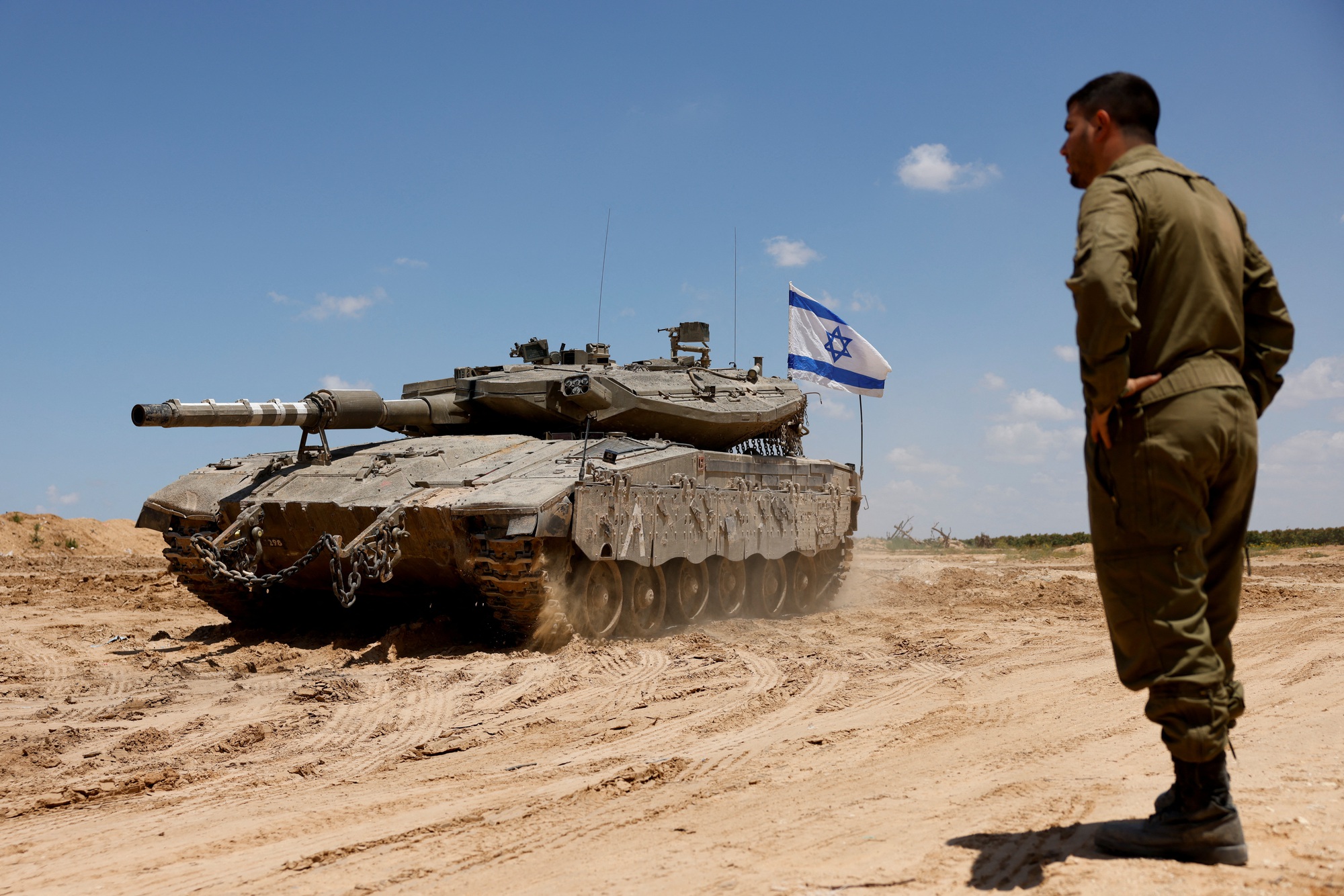 Xe tăng lao qua tổ ong, 10 binh sĩ Israel phải nhập viện- Ảnh 1. Xe tăng Israel ở biên giới Israel - Gaza ngày 7.5