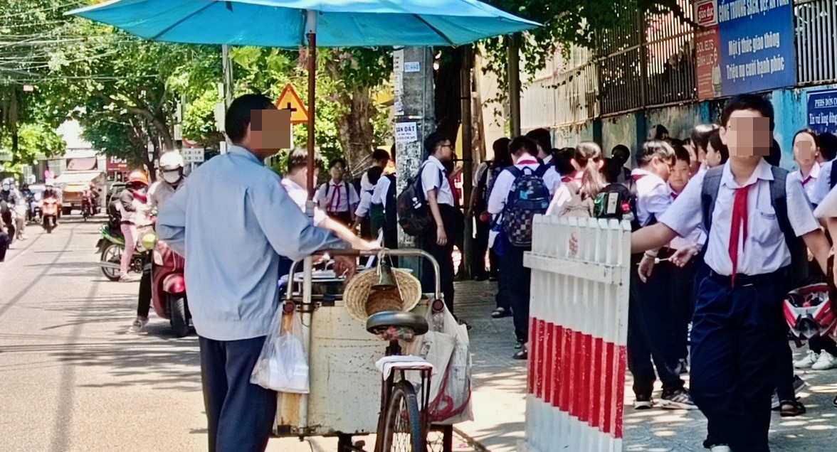 Một người bán kem dạo trước cổng trường học ở TP Nha Trang (Khánh Hòa) - Ảnh: M.C. (chụp đầu tháng 4-2024)