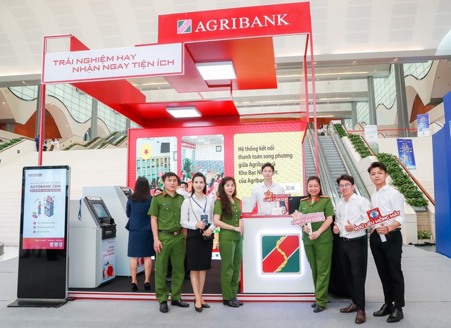 Agribank trình diễn 6 dịch vụ vượt trội tại sự kiện Chuyển đổi số ngân hàng Agribank trình diễn 6 dịch vụ vượt trội tại sự kiện Chuyển đổi số ngân hàng