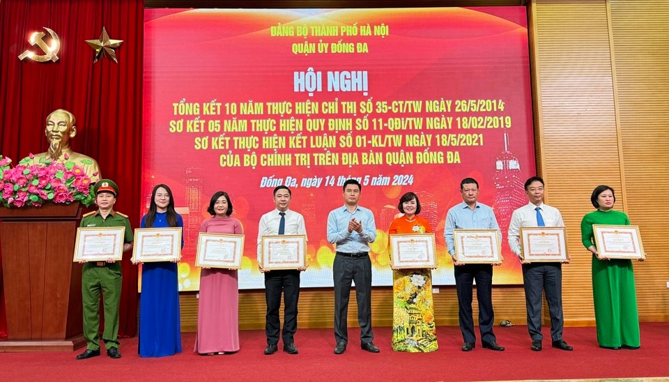 Chủ tịch UBND quận Đống Đa Lê Tuấn Định trao Giấy khen cho các tập thể có thành tích trong thực hiện Kết luận số 01-KL/TW .