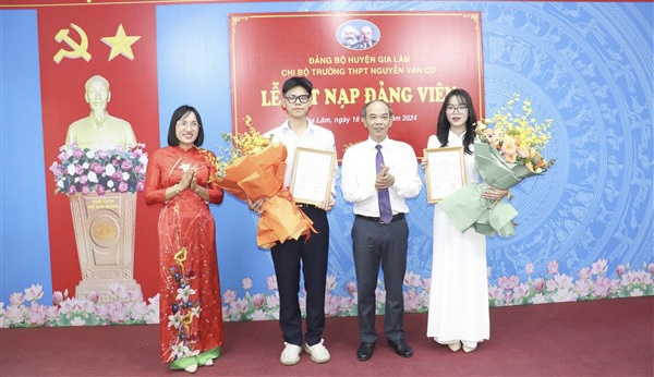 Phó Bí thư Thường trực Huyện ủy Gia Lâm Nguyễn Tiến Việt trao Quyết định kết nạp đảng viên cho 2 đảng viên mới, Trường THPT Nguyễn Văn Cừ.