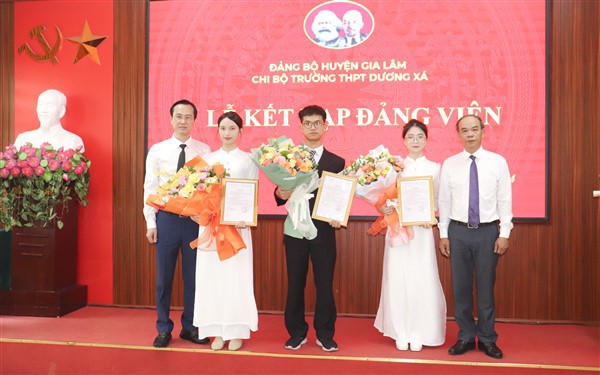 Phó Bí thư Thường trực Huyện ủy Gia Lâm Nguyễn Tiến Việt trao Quyết định kết nạp đảng viên cho 3 đảng viên mới, Trường THPT Dương Xá.