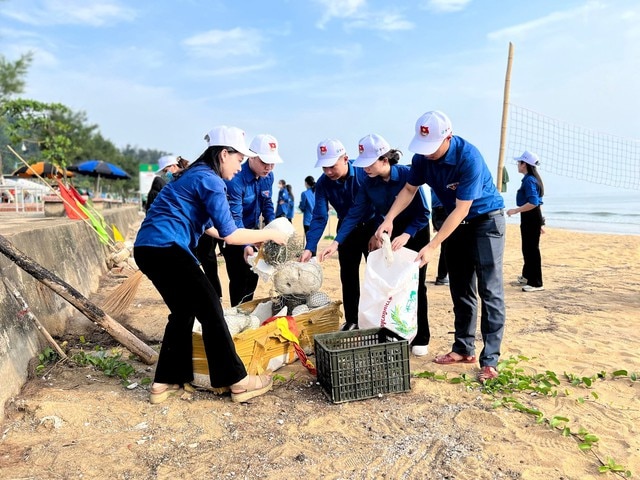Ra quân làm sạch biển hưởng ứng Tuần lễ biển đảo Việt Nam 2024