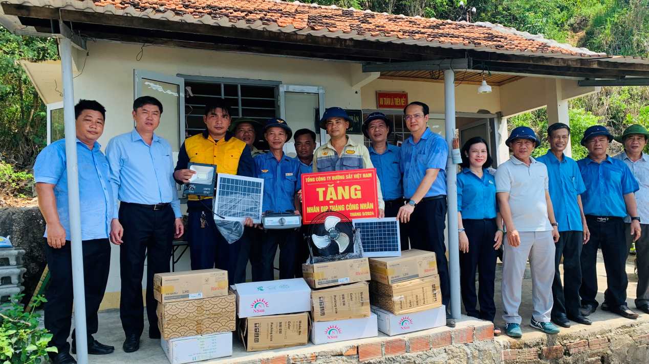 Tặng bếp ga, quạt tích điện cho công nhân đường sắt Tuy Hòa - Nha Trang - Vietnam.vn Tặng bếp ga, quạt tích điện cho công nhân đường sắt Tuy Hòa - Nha Trang