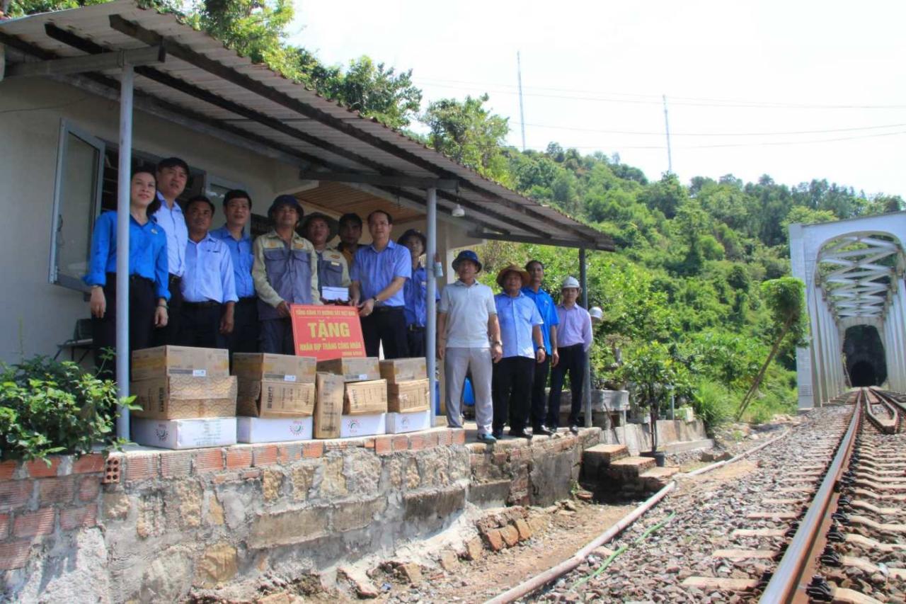 Tặng bếp ga, quạt tích điện cho công nhân đường sắt Tuy Hòa - Nha Trang - Vietnam.vn Tặng bếp ga, quạt tích điện cho công nhân đường sắt Tuy Hòa - Nha Trang