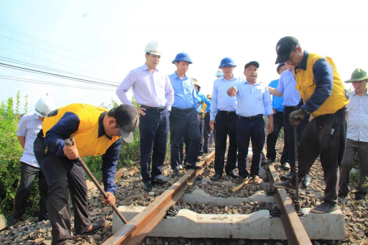 Tặng bếp ga, quạt tích điện cho công nhân đường sắt Tuy Hòa - Nha Trang