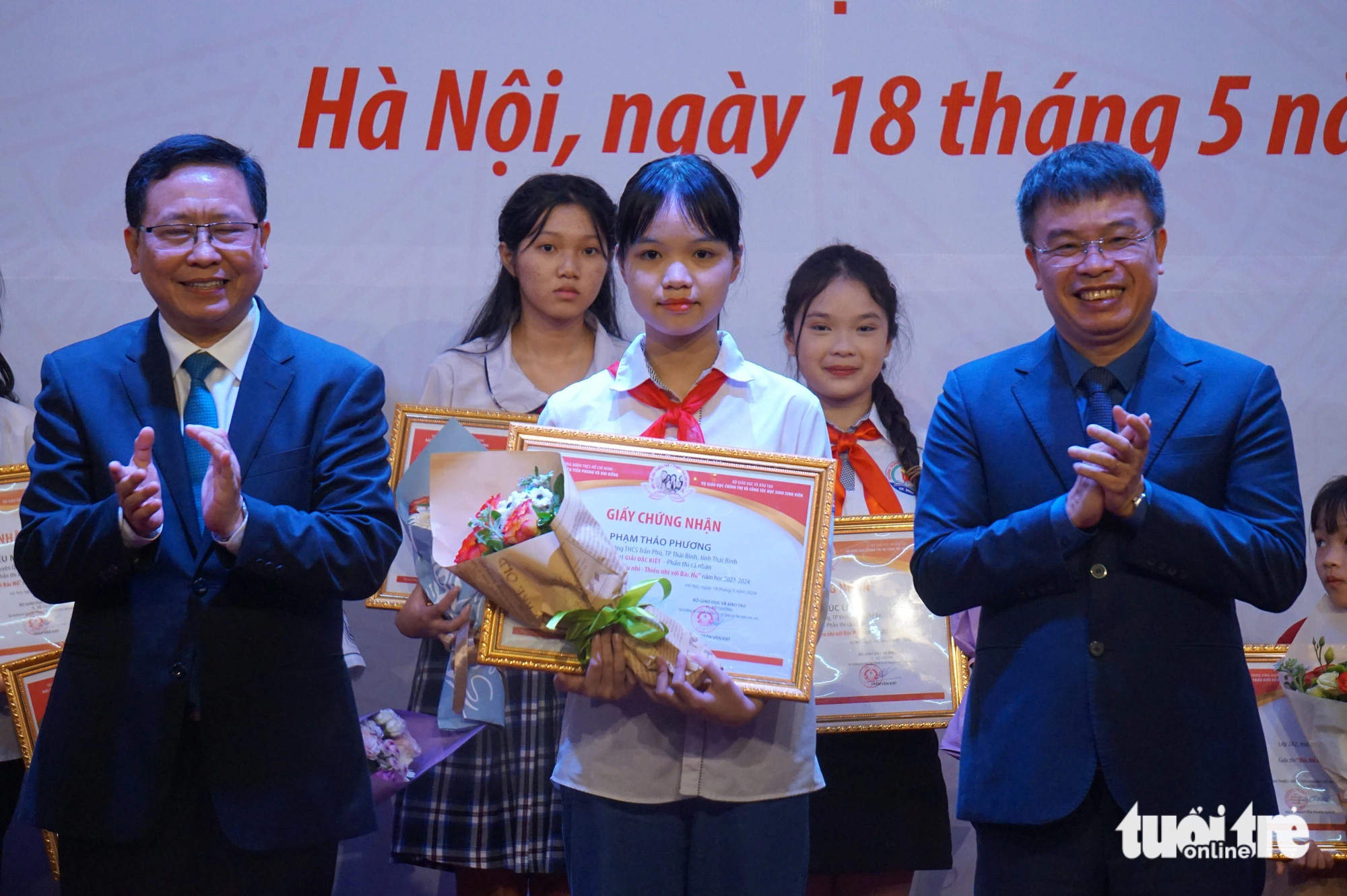 Phạm Thảo Phương nhận giải đặc biệt của cuộc thi Bác Hồ với thiếu nhi - Thiếu nhi với Bác Hồ - Ảnh: T.ĐIỂU Phạm Thảo Phương nhận giải đặc biệt của cuộc thi Bác Hồ với thiếu nhi - Thiếu nhi với Bác Hồ - Ảnh: T.ĐIỂU