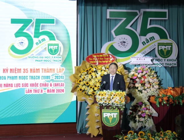 ‘Trường ĐH Y khoa Phạm Ngọc Thạch cần định hướng thành ĐH Khoa học sức khỏe’- Ảnh 1. Phó chủ tịch UBND TP.HCM Dương Anh Đức phát biểu trong lễ kỷ niệm