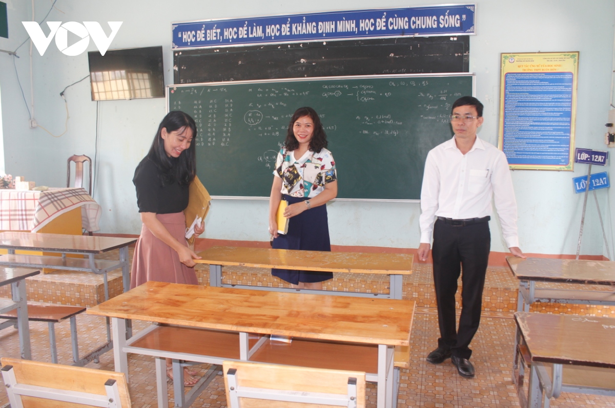chuẩn bị thi tốt nghiệp thpt 1 giáo viên kèm 2 học sinh ở biên giới buôn Đôn hình ảnh 1 chuan bi thi tot nghiep thpt 1 giao vien kem 2 hoc sinh o bien gioi buon Don hinh anh 1