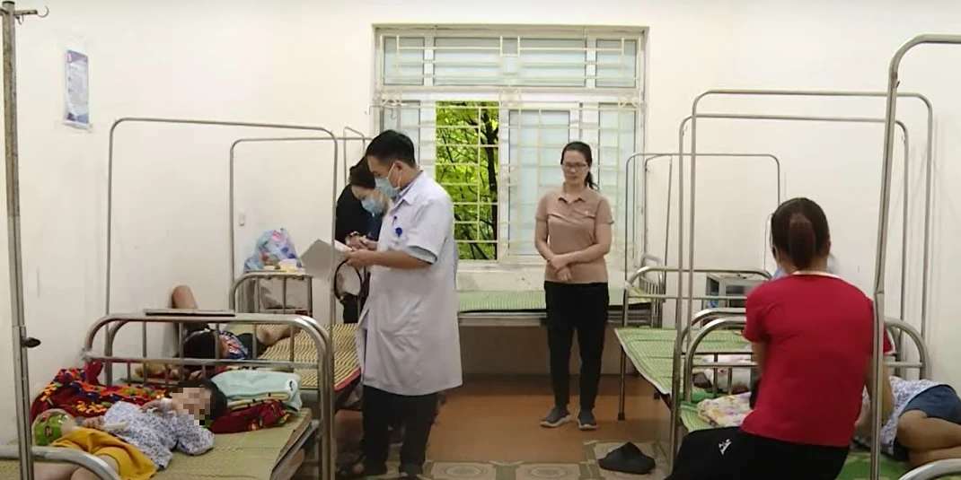 12 trẻ nhập viện do ngộ độc khi ăn bánh mì kèm xúc xích- Ảnh 1. 12 trẻ nhập viện do ngộ độc khi ăn bánh mì kèm xúc xích- Ảnh 1.
