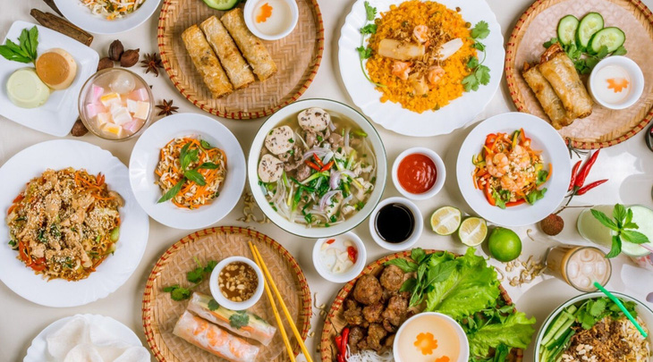 14 món ăn Việt Nam ngon nhất và thử thách trứng vịt lộn- Ảnh 1. Lauren giới thiệu Việt Nam