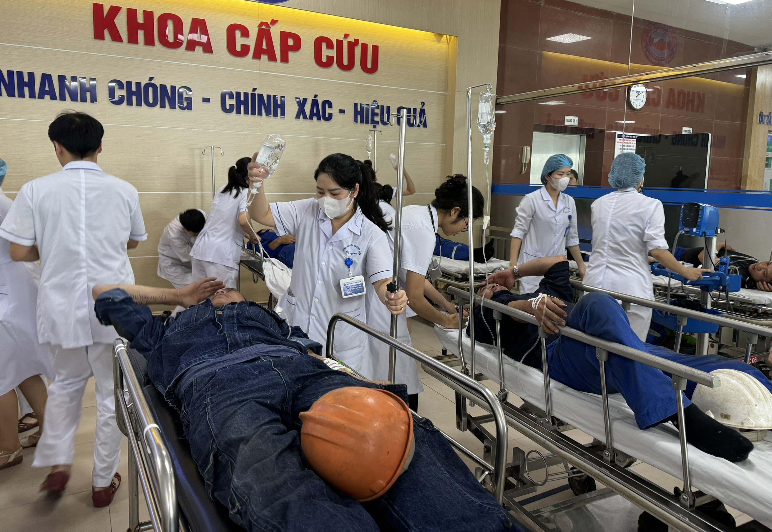 142 công nhân bị ngộ độc sau bữa ăn trưa- Ảnh 1. 142 công nhân bị ngộ độc sau bữa ăn trưa- Ảnh 1.