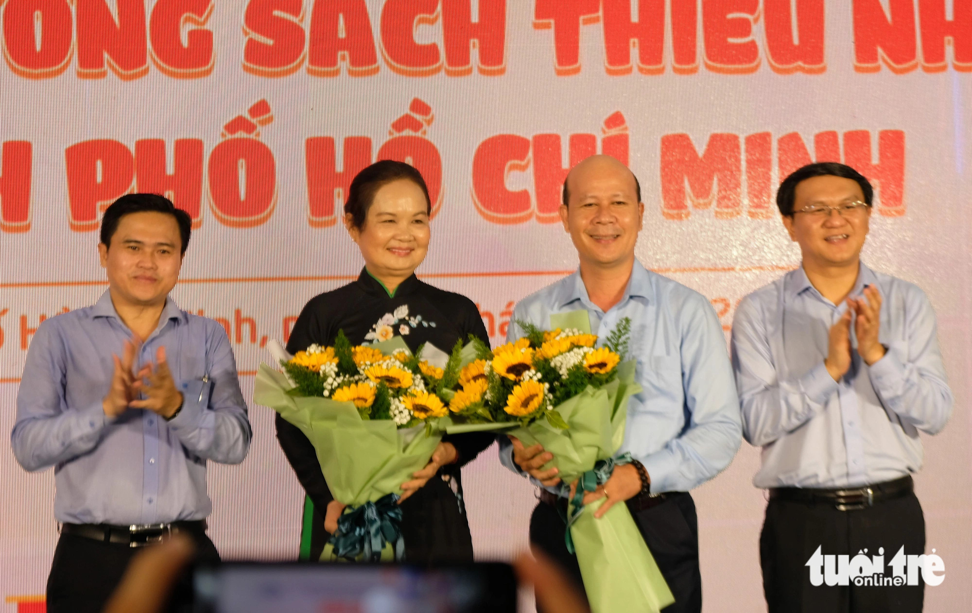 Trưởng ban Văn hóa xã hội HĐND TP.HCM Cao Thanh Bình (bìa trái) và Giám đốc Sở Thông tin và Truyền thông TP.HCM Lâm Đình Thắng (bìa phải) tặng hoa cho đại diện hội đồng chuyên môn Giải thưởng sách thiếu nhi TP.HCM là bà Trịnh Bích Ngân và PGS.TS Bùi Thanh Truyền - Ảnh: LINH ĐOAN Trưởng Ban Văn hóa xã hội HĐND TP.HCM Cao Thanh Bình (bìa trái) và Giám đốc Sở Thông tin và Truyền thông TP.HCM Lâm Đình Thắng (bìa phải) tặng hoa cho đại diện hội đồng chuyên môn Giải thưởng sách thiếu nhi TP.HCM là bà Trịnh Bích Ngân và PGS.TS Bùi Thanh Truyền - Ảnh: LINH ĐOAN