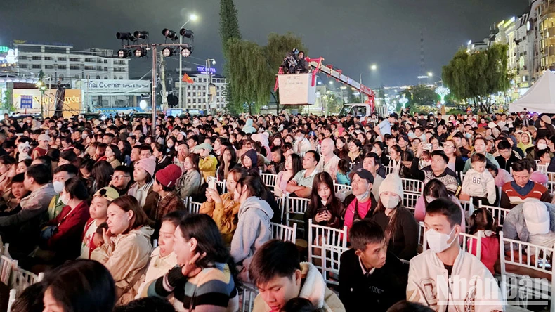 Sôi động đêm khai mạc Tuần lễ vàng du lịch Lâm Đồng năm 2024 ảnh 3