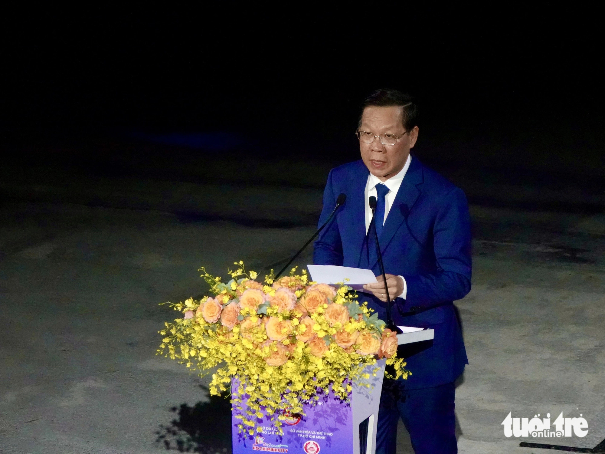 Đại nhạc kịch 'Chuyến tàu huyền thoại' mở màn Lễ hội sông nước TP.HCM- Ảnh 3. Chủ tịch UBND TP.HCM Phan Văn Mãi chào mừng các vị khách đến với Lễ hội sông nước TP.HCM năm 2024 - Ảnh: QUANG ĐỊNH