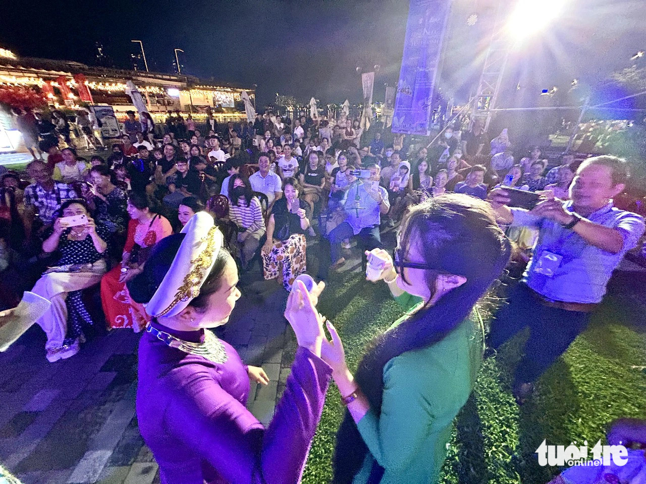 Bạn Mai Thảo (quận 11) học múa chén cung đình Huế trong buổi biểu diễn giao lưu Miền Di Sản tại bến Bạch Đằng - Ảnh: T.T.D. Bạn Mai Thảo (quận 11, TP.HCM) học múa chén cung đình Huế trong buổi biểu diễn giao lưu Miền Di Sản tại bến Bạch Đằng - Ảnh: T.T.D.