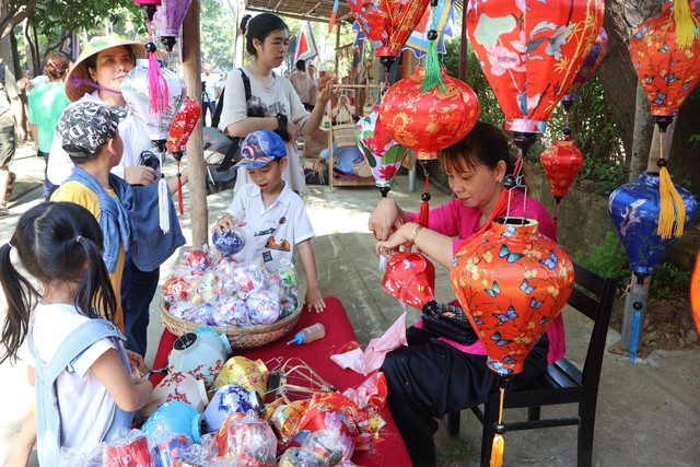Khai mạc sự kiện “Nét hoa Nghề Hội An" lần thứ III - Ảnh 3. Khai mạc sự kiện “Nét hoa Nghề Hội An" lần thứ III - Ảnh 3.