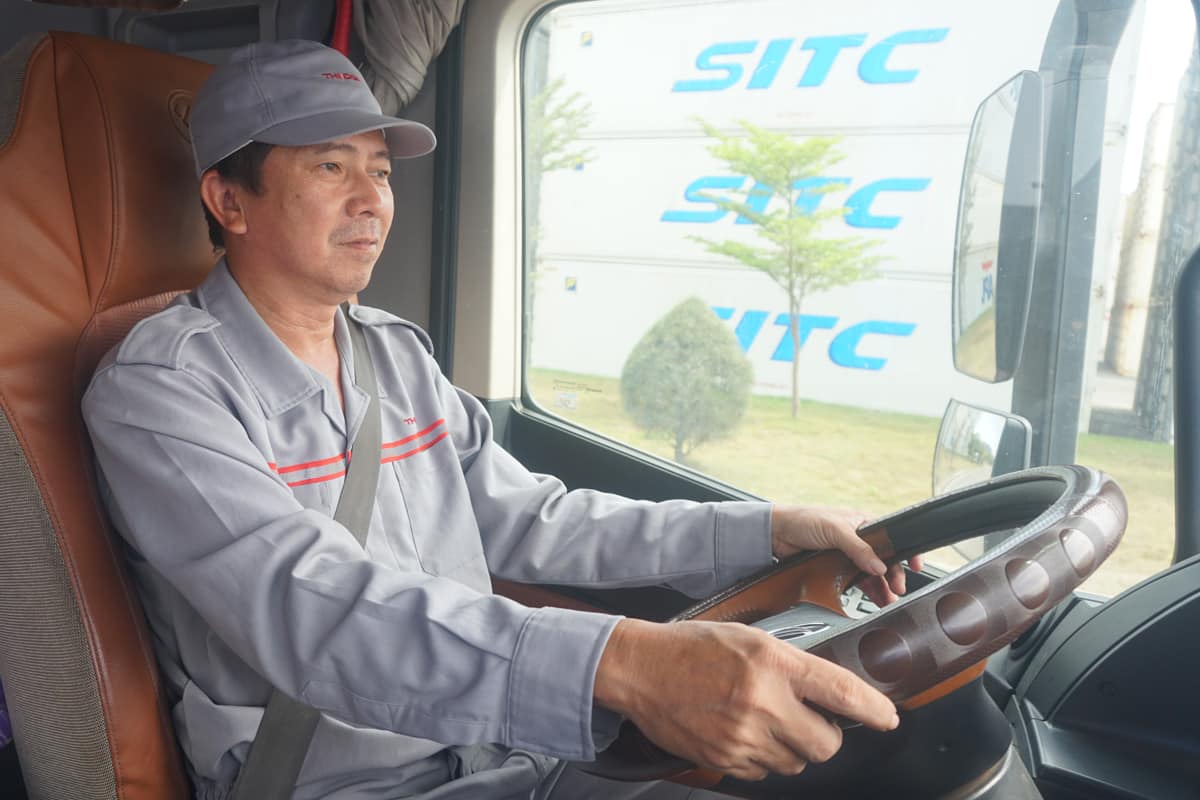 Anh Phạm Việt Châu - Tổ trưởng Tổ lái xe nông sản đã gắn bó với THILOGI hơn 20 năm Anh Phạm Việt Châu - Tổ trưởng Tổ lái xe nông sản đã gắn bó với THILOGI hơn 20 năm