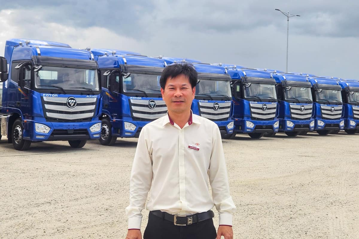 Anh Nguyễn Duy Linh, Phó Giám đốc Kinh doanh, Phòng Giao nhận - Vận chuyển Hàng hóa nông nghiệp chú trọng công tác bảo dưỡng, kiểm tra xe định kỳ để đảm bảo an toàn cho anh em Anh Nguyễn Duy Linh, Phó Giám đốc Kinh doanh, Phòng Giao nhận - Vận chuyển Hàng hóa nông nghiệp chú trọng công tác bảo dưỡng, kiểm tra xe định kỳ để đảm bảo an toàn cho anh em