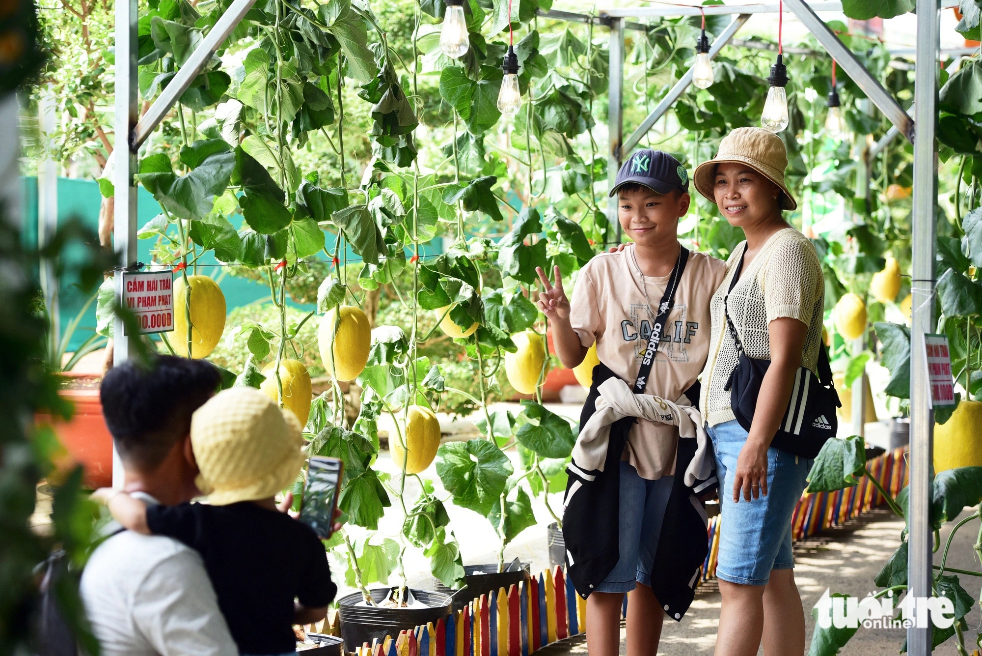 Chị La Thị Hồng cùng chồng và các con từ Củ Chi đến Suối Tiên tham dự lễ hội trái cây