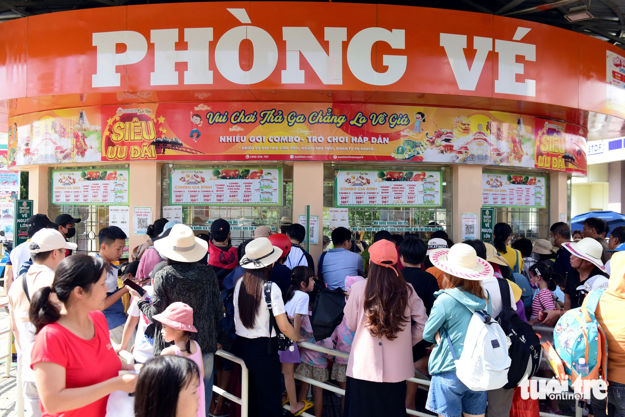Hoa thơm trái ngọt ngập tràn Lễ hội Trái cây Nam Bộ 2024- Ảnh 4. Khu vực phòng vé chật cứng người từ sáng sớm