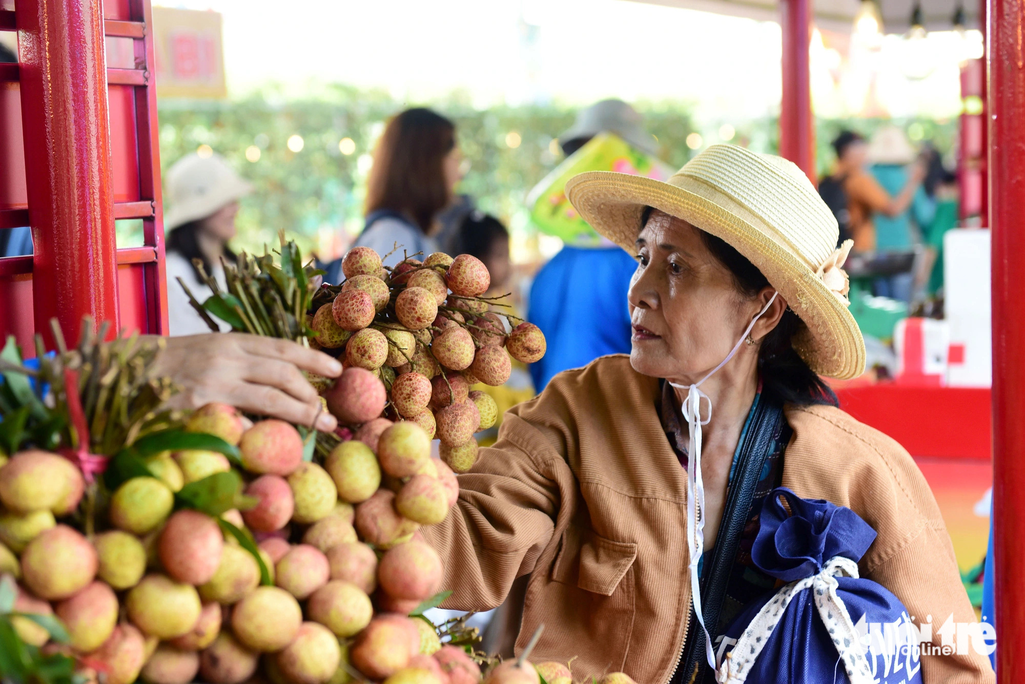 Hoa thơm trái ngọt ngập tràn Lễ hội Trái cây Nam Bộ 2024- Ảnh 6. Du khách được thưởng thức vị ngon các loại trái cây đầu mùa của các vùng miền trên cả nước
