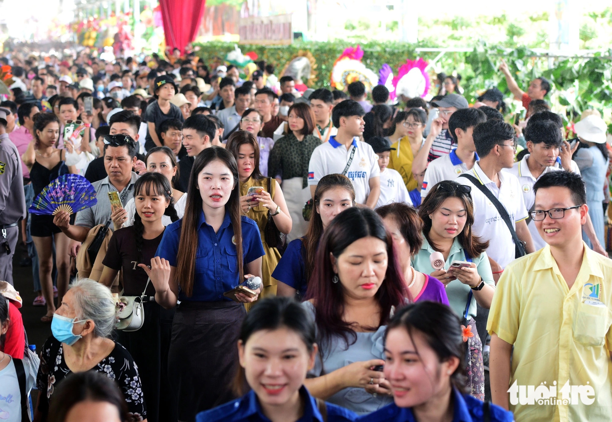 Rất đông khách trong và ngoài nước tham gia lễ hội